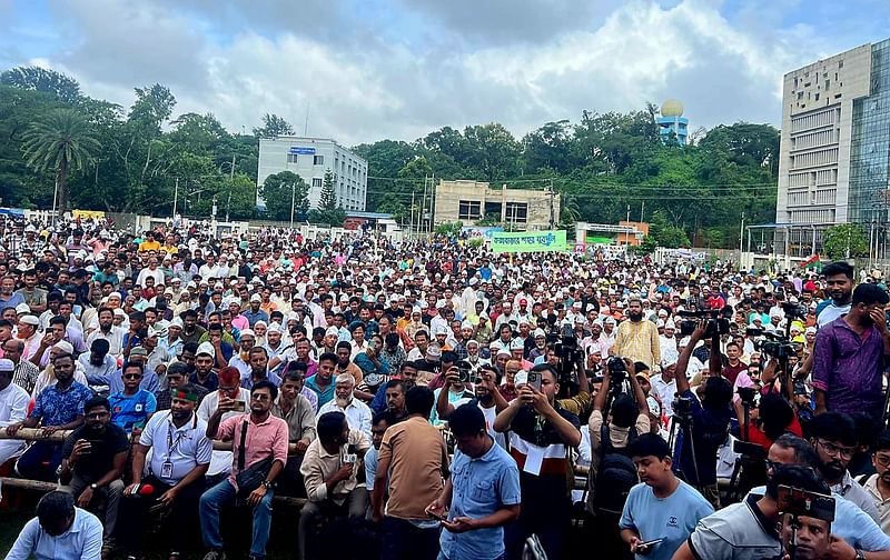 কক্সবাজার শহরে জেলা বিএনপির সম্প্রীতি সমাবেশে নেতা–কর্মীরা। আজ বিকেলে শহরের মুক্তিযোদ্ধা ময়দান